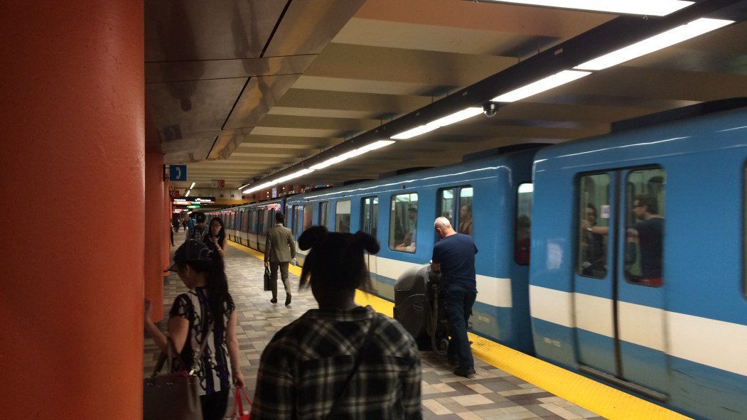 Grève à la STM les usagers exaspérés alors que le conflit séternise 🚇 Colère à Montréal : métro et bus limités aux heures de pointe en raison de la grève de la STM. Les usagers réclament une solution rapide. #STM #Grève #Montréal