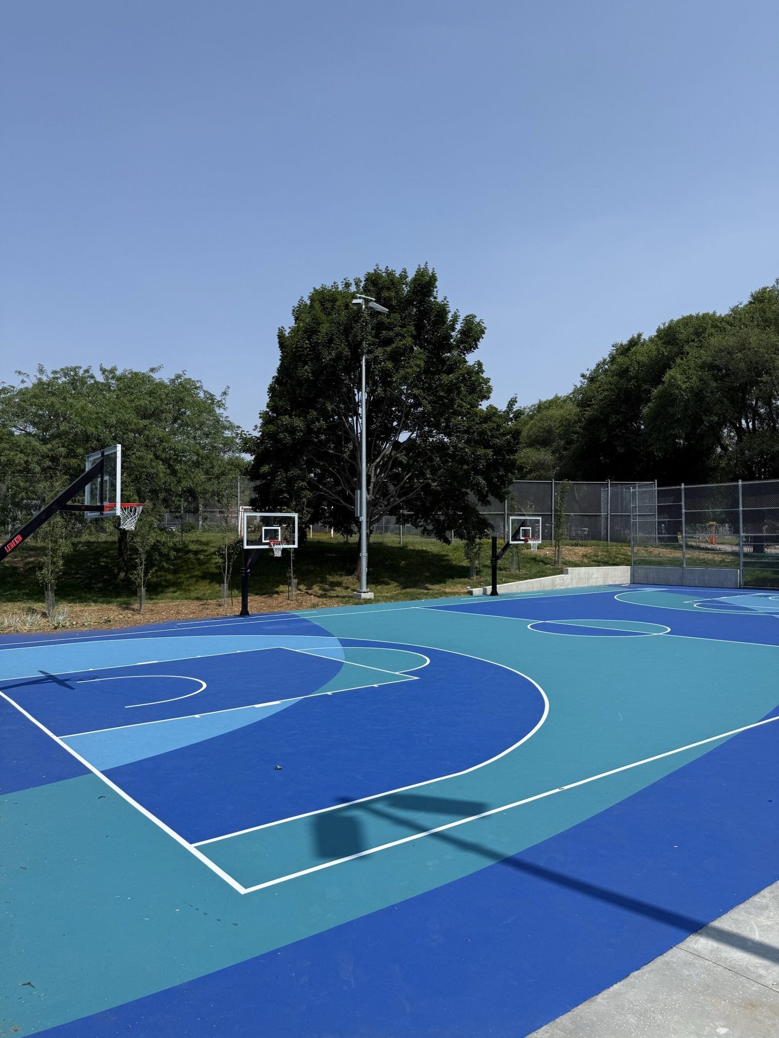 🏀🏐 Lachine a inauguré les nouveaux terrains sportifs du parc Grovehill : basket, volleyball de plage, skatepark et espaces verts pour toute la communauté ! #Montréal #Lachine #Sports