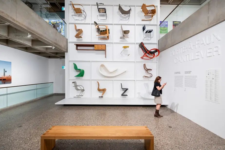 Le MBAM inaugure son pavillon d’arts décoratifs et de design Le MBAM ouvre un pavillon dédié aux arts décoratifs et au design avec plus de 800 pièces, dont l’iconique Soleil de Chihuly.