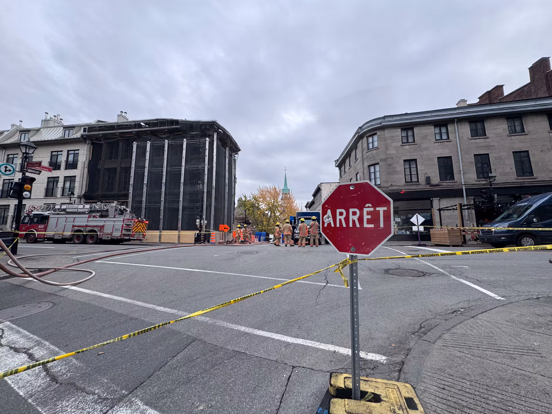 Importante panne électrique dans le Vieux-Montréal suite à une fuite de gaz majeure