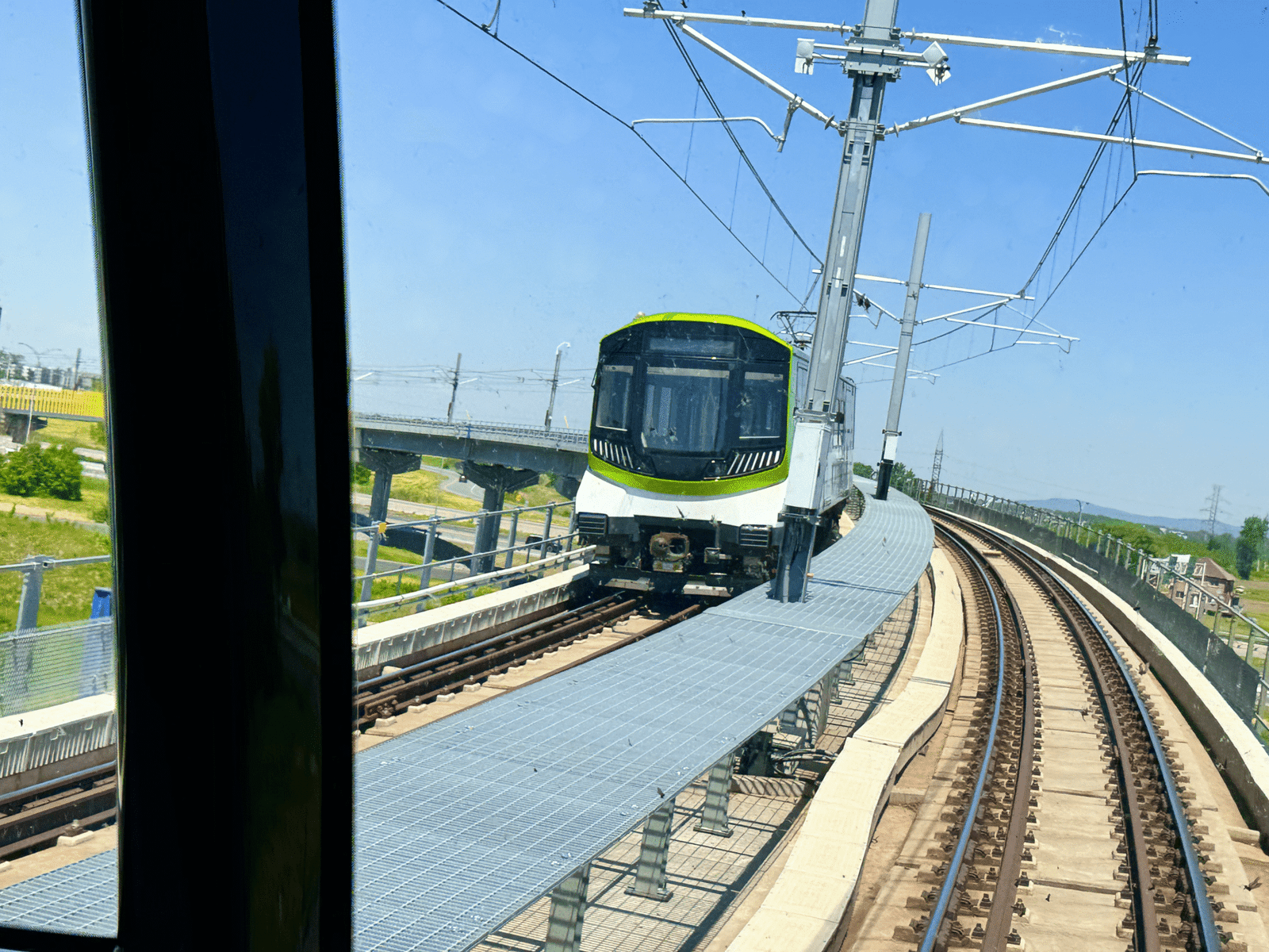 Panne majeure du REM : le réseau paralysé, des autobus en soutien pour les usagers Panne majeure du REM : le réseau paralysé, des autobus en soutien pour les usagers