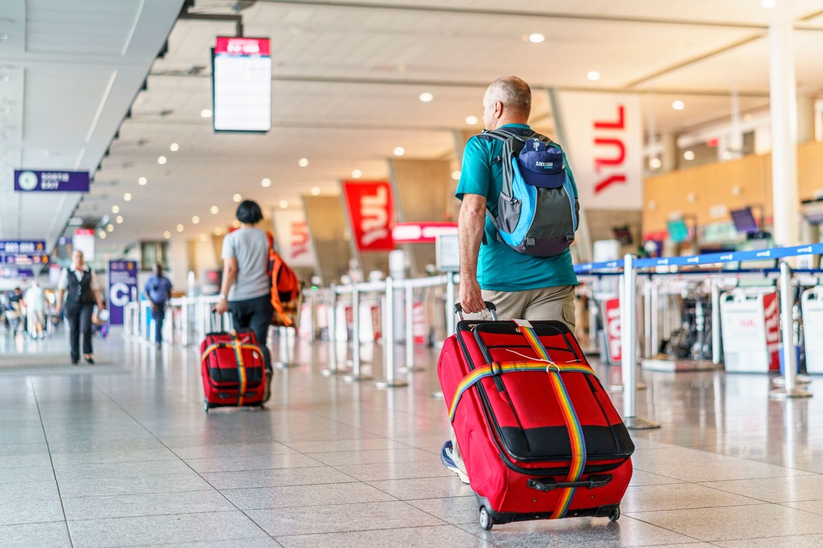 Renvoi d’un chauffeur de navette à l’aéroport Montréal-Trudeau pour propos antisémites : réactions et contexte